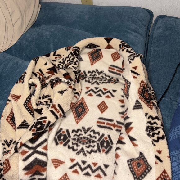 Aztec Patterned Fleece Jacket - Picture 2 of 3